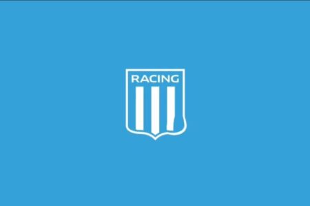 Imagem colorida do escudo modificado do Racing para campanha de conscientização do câncer- Metrópoles