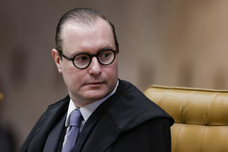 Cristiano Zanin ministro STF durante sessão invasão e depredação 8 de janeiro - Metrópoles