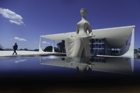 Escultura A Justiça, de Alfredo Ceschiatti, em frente ao STF onde réus são julgados - metrópoles