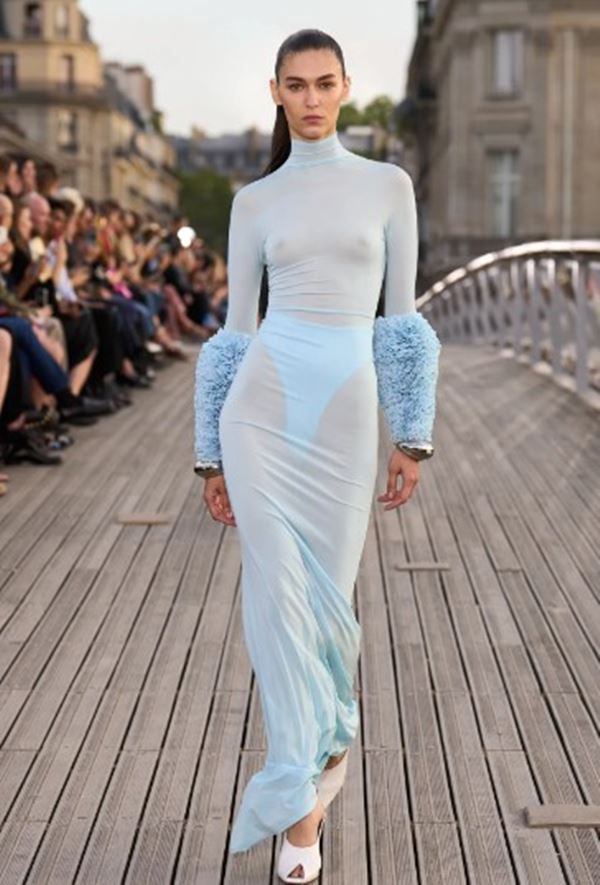Modelo desfilando em passarela com vestido balonê - Metrópoles