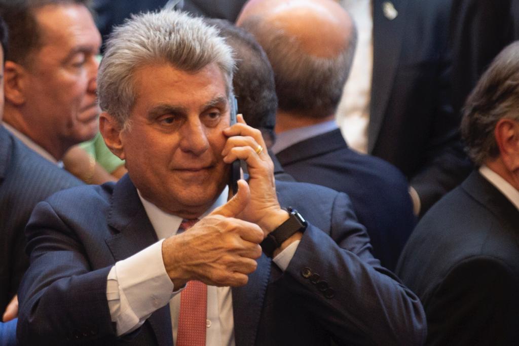 Romero Jucá, ex-senador do MDB cumprimentando autoridades - Metrópoles