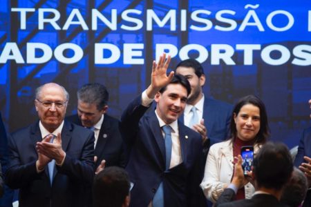 Novo ministro de Portos e Aeroportos Sílvio Costa Filho (Republicanos-PE) e ao lado o vice-presidente Geraldo Alckmin e Raquel Lyra (PSDB) governadora de Pernambuco