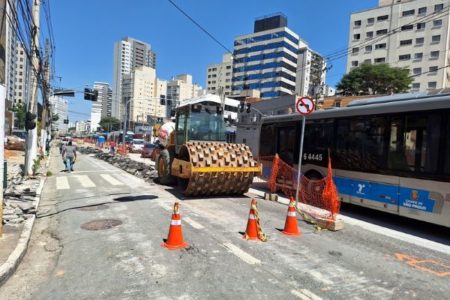 Imagem colorida mostra obra na Avenida Santo Amaro, zona sul de São Paulo - Metrópoles