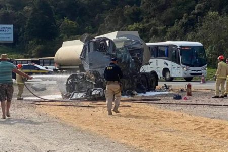 Imagem colorida mostra local do acidente entre dois caminhões que deixou motorista morto no Paraná - Metrópoles