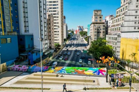 Imagem colorida de novo mirante. Foto mostra carros passando abaixo do mirante - Metrópoles