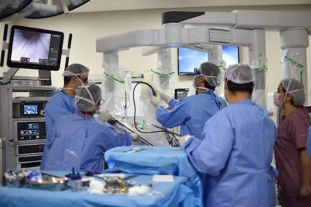 Profissionais de saúde em cirurgia - Metrópoles