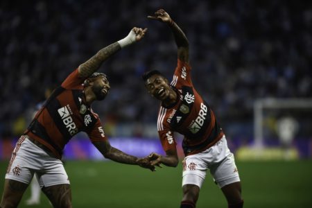 Gabigol e Bruno Henrique comemorando gol - Metrópoles