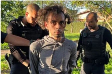 Imagem colorida mostra homem de 26 anos preso por atacar ex-chefes por causa de salários atrasados em Taboão da Serra - Metrópoles