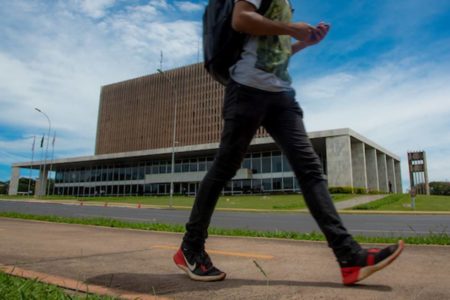 Homem caminhando em frente ao Buriti - Metrópoles