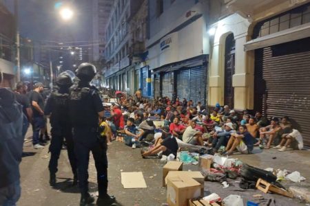 foto colorida mostra GCMs em meio a usuários de drogas durante operação - Metrópoles