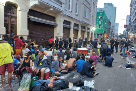 foto colorida mostra usuários de drogas na região da Cracolândia durante operação - Metrópoles