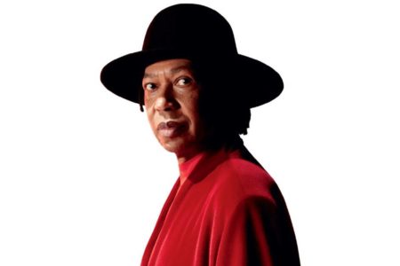 Foto colorida de Djavan usando chapéu preto - Metrópoles