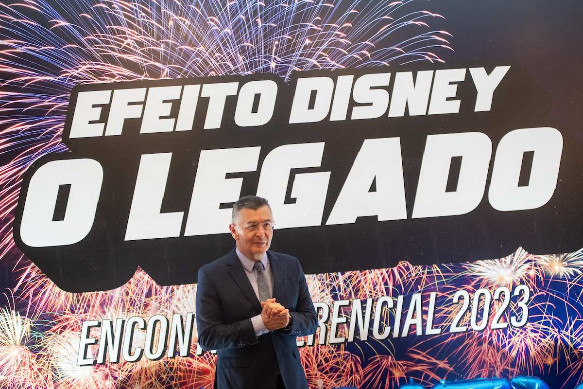 foto colorida de um homem em frente de um painel escrito "efeito disney: o legado" - Metrópoles