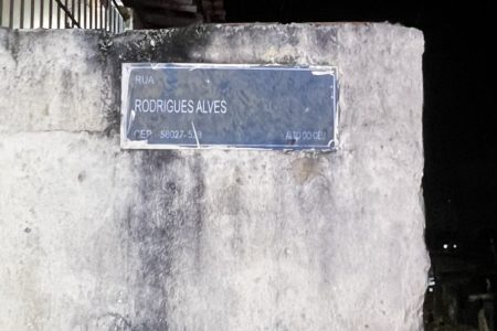 Imagem colorida de placa de endereço onde jovem e avô foram assassinados - Metrópoles