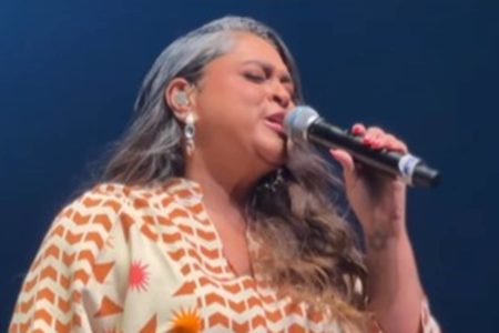 Foto colorida de Preta GIl cantando em show - Metrópoles