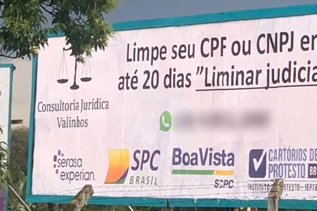 foto colorida de outdoor com anúncio para limpar nome em cartórios de protesto no país - Metrópoles