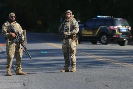 Imagem colorida de agentes da PF em operação - Metrópoles