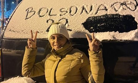 Gabriela Cid posa para foto em frente a carro com neve