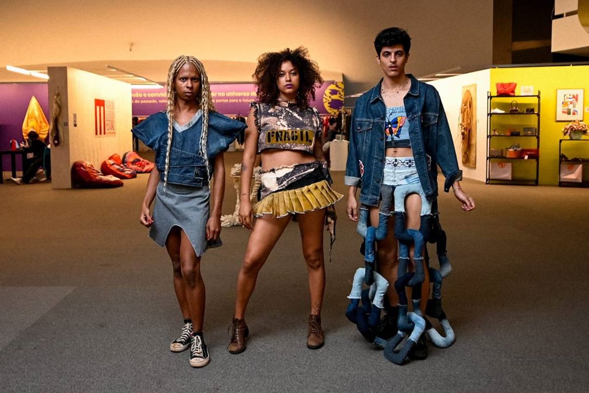 Três modelos posando para foto em evento de moda - Metrópoles