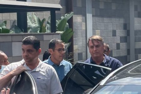 Foto colorida de jair bolsonaro entrando no carro em frente a hospital em são paulo ao lado de seguranças - metrópoles