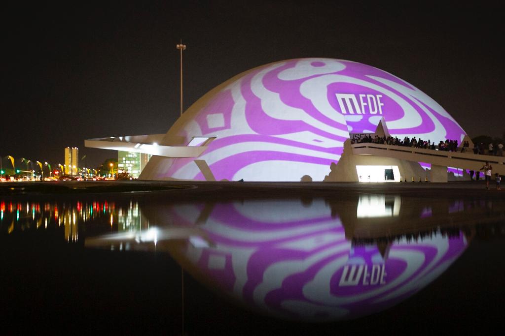 Cores do festival são refletidas nas paredes do Museu Nacional da República 