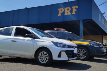 Em foto colorida Hyundai HB20 branco em primeiro plano, ao lado de uma viatura da Polícia Rodoviária Federal - Metrópoles