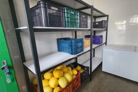 dispensa de alimentos de escola - Metrópoles