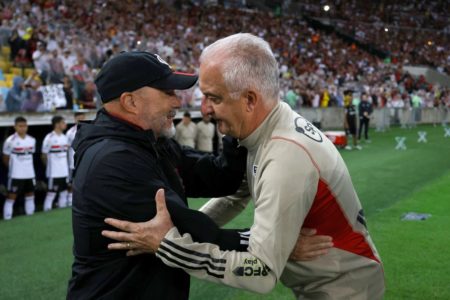 Sampaoli e Dorival Jr. se cumprimentando - Metrópoles