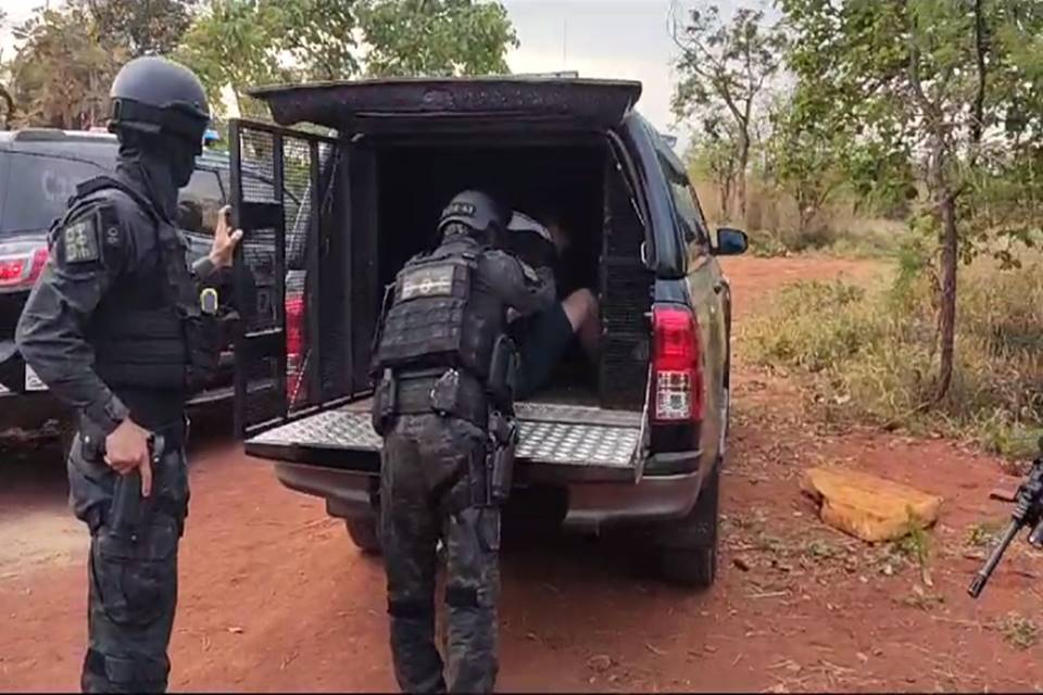 Homem preso em viatura da PCDF