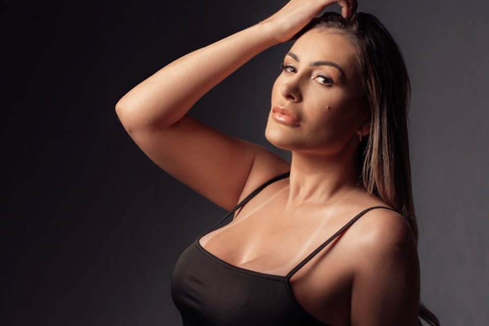 Andressa Urach faz carão em pose com um vestido preto de alça fina - Metrópoles