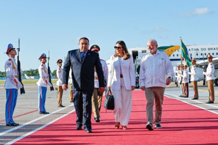 Foto colorida de Lula e Janja em Cuba