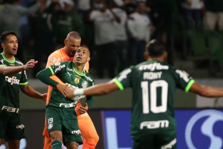 Breno Lopes mostrou o dedo do meio à organizada do Palmeiras após marcar contra o Goiás - Metrópoles