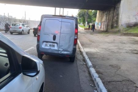 Imagem mostra veículo prateado em avenida - Metrópoles