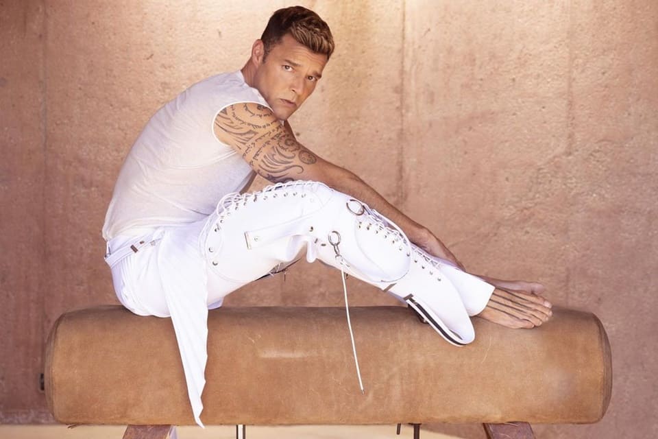 Ricky Martin posa de look branco - Metrópoles