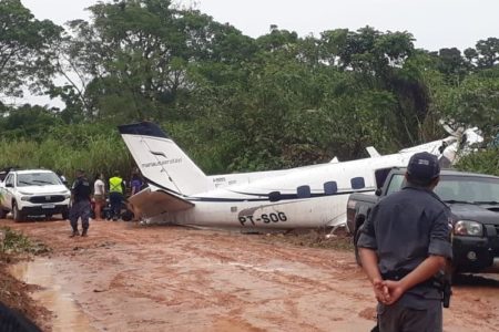 Imagem colorida do avião caído na cidade de Barcelos, no Amazonas - Metrópoles