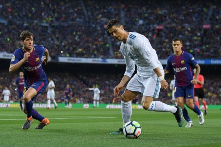 Cristiano Ronaldo na época de Real Madrid enfrentando o Barcelona - Metrópoles