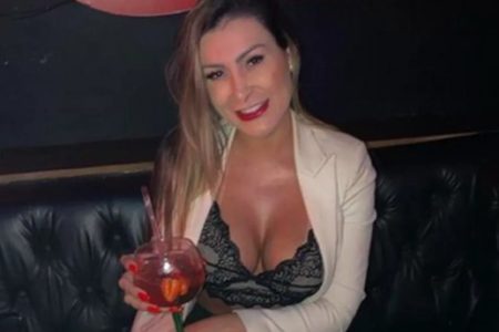 Andressa Urach na balada segurando uma taça com drink depois de receber alta no hospital - Metrópoles