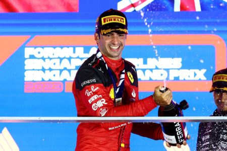 Sainz comemorando vitória no GP de Singapura - Metrópoles