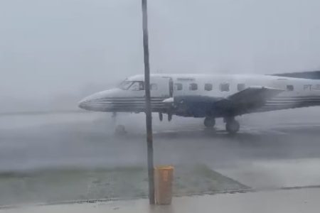 captura de tela de vídeo de aeroporto de Barcelos no Amazonas pouco antes de acidente aéreo - Metrópoles