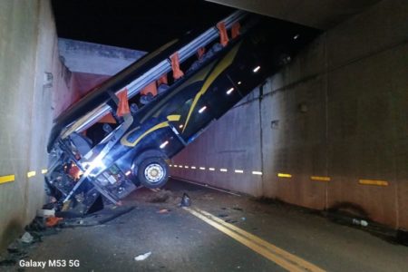 imagem colorida mostra ônibus caído dentro de viaduto em campinas, no interior de são paulo - metrópoles