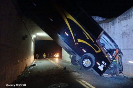 imagem colorida mostra ônibus caído dentro de viaduto em campinas, no interior de são paulo - metrópoles