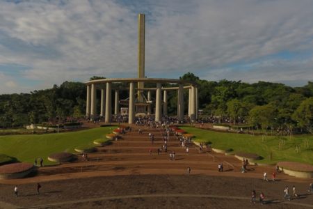 Imagem mostra templo em meio à natureza - Metrópoles