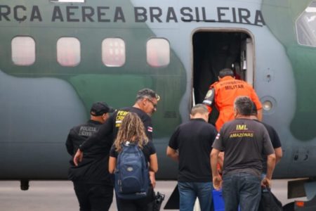 Imagem colorida mostra Acidente aéreo em Barcelonas, no Amazonas: corpos são transferidos para Manaus - Metrópoles