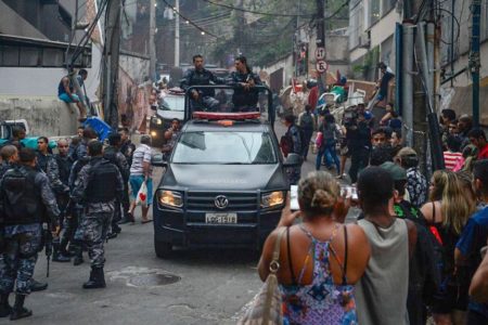 Imagem colorida de ação policial em favela do Rio de Janeiro - Metrópoles