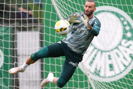 Imagem colorida de Weverton fazendo uma defesa -Metrópoles