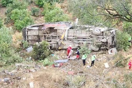 Ônibus capota e cai em barranco no Peru - Metrópoles