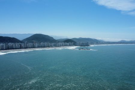 Imagem colorida mostra visão aérea da cidade do Guarujá, no litoral de São Paulo