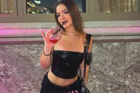Mel Maia posa de look preto, tomando um drink - Metrópoles