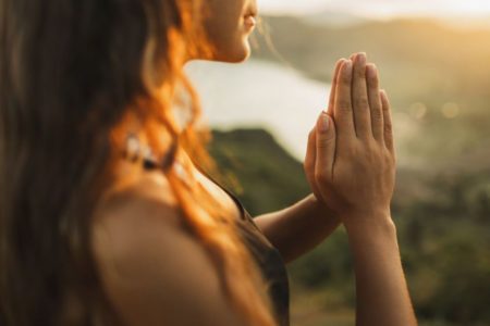 Mulher com as mãos juntas - Metrópoles