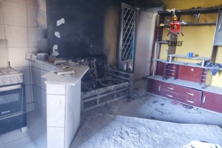 Imagem colorida de incêndio que atingiu casa no Guará